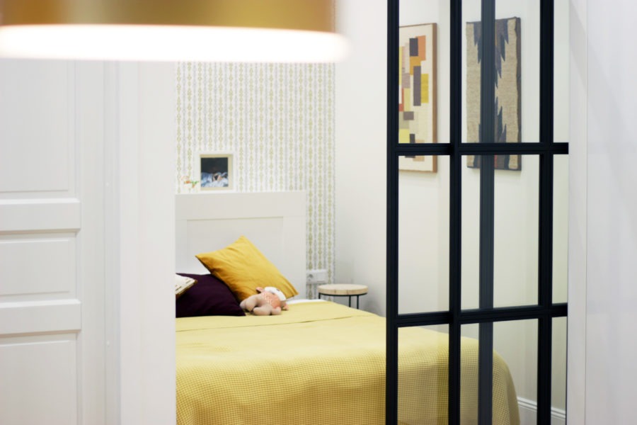 дизайн 3-х комнатной квартиры сталинки - спальня сквозь кухню
